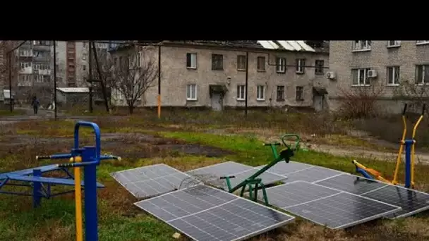 Les Ukrainiens utilisent des panneaux solaires pour se préparer à un hiver rude