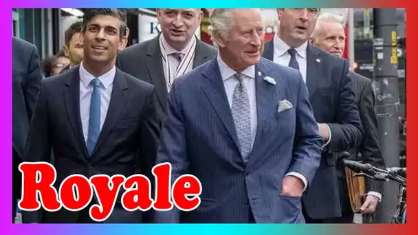 Le prince Charles accueilli par une jeune foule l0rs d'une visite à Londres