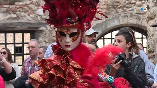 A Pérouges, un dimanche aux airs de petite Venise