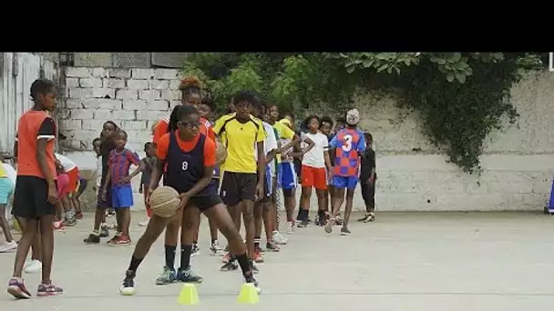 De jeunes Angolais vivent leur rêve de basket et de réussite aux côtés de Tony Parker