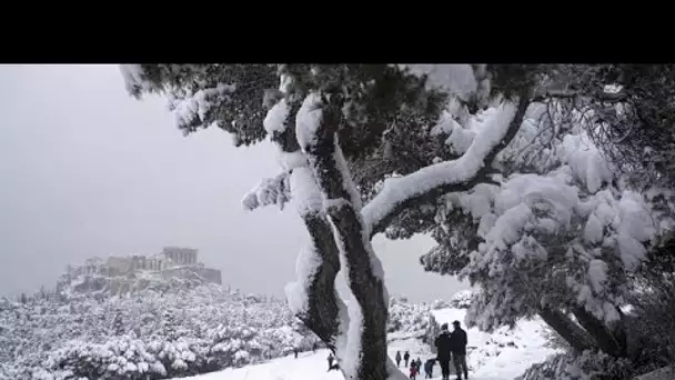 Athènes sous la neige comme une partie de l'Europe du Sud