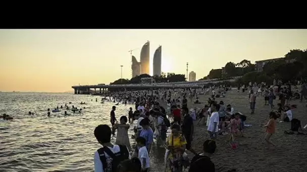 Canicule en Chine : des centaines de personnes tentent de se rafraîchir sur la plage