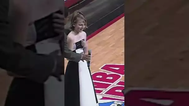 This moment between Maurice Cheeks and a pregame National Anthem singer from 2003! #4thofJuly ❤️