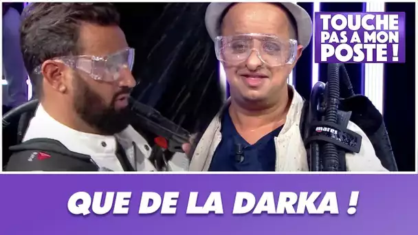 Cyril Hanouna et Booder jouent au "bout d'air"