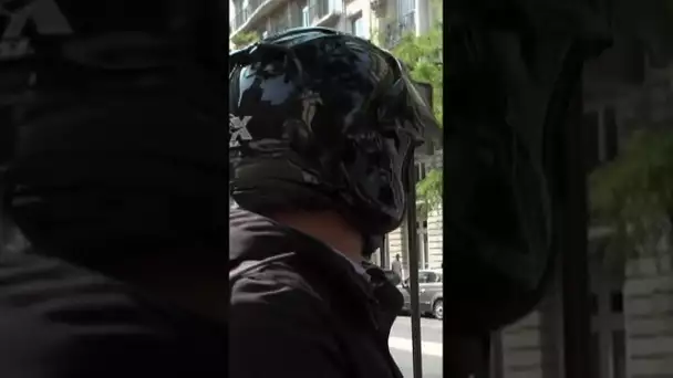 Ce zorro à moto surveille la fourrière