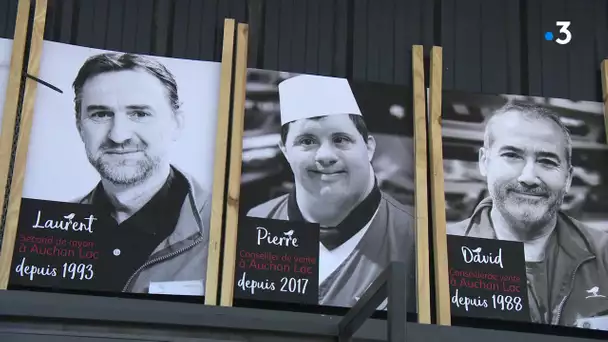 Pierre, un employé comme les autres dans cet hypermarché, malgré son handicap.