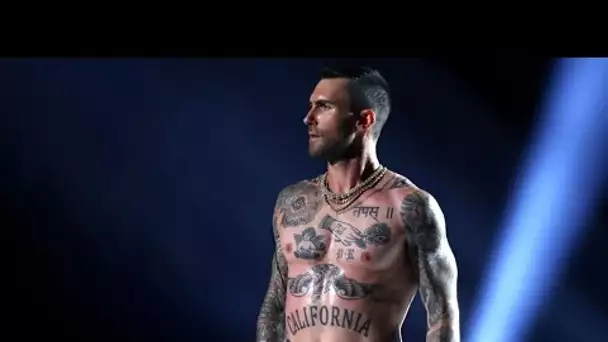 Adam Levine repousse une fan sur scène : Critiqué, il répond à la polémique