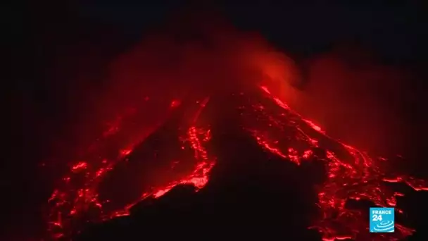 Images spectaculaires du panache de cendres après l'éruption du volcan Etna en Italie