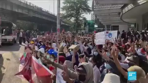 Manifestations anti-coup d'Etat : les Birmans par dizaines de milliers dans la rue au 5e jour de mob