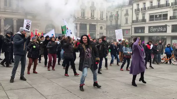 Réforme des retraites : une chorégraphie sur la place du Ralliement à Angers