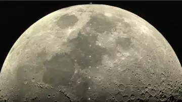 Un français filme le passage d'ISS devant la lune