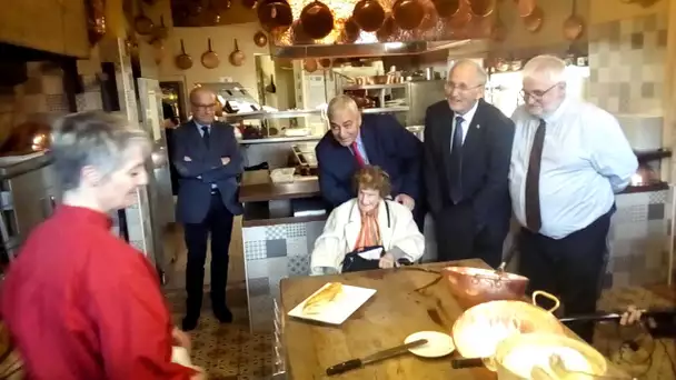 Maryse 111 ans assiste à la préparation de l&#039;omelette de la mère Poulard