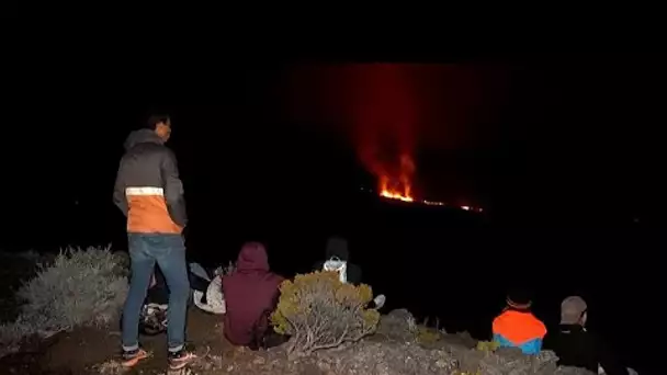 Sur l'île de La Réunion, les curieux observent le spectacle du Piton de la Fournaise en éruption