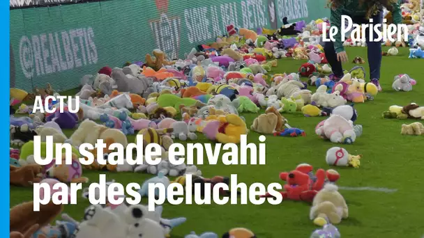 Un stade recouvert de peluches après un match de foot