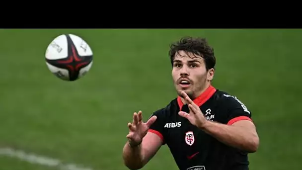 Rugby : un mois après la désillusion en Coupe du monde, Antoine Dupont est de retour avec Toulouse