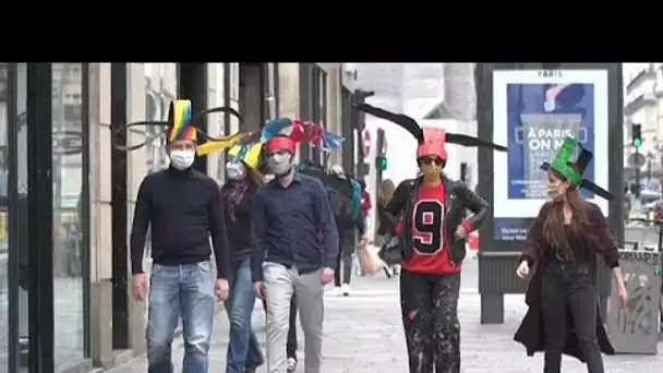 A Paris, cet artiste parisien crée des chapeaux spéciaux "Covid-19"