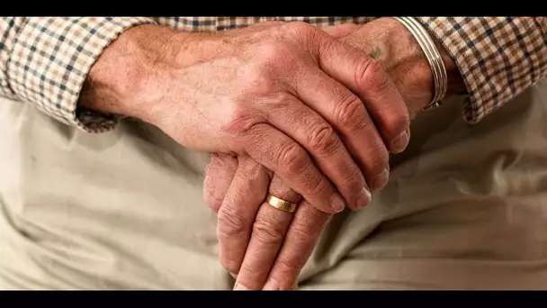 Tremblement essentiel : un bracelet commercialisé pour faciliter la vie des patients