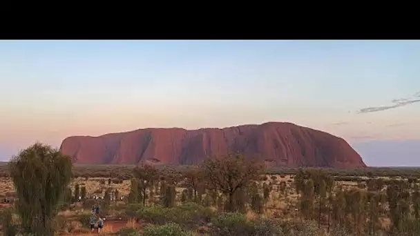 Uluru, rocher sacré des aborigènes d'Australie, est enfin sauvé des touristes