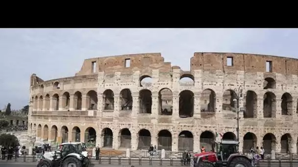 Italie : les agriculteurs font défiler des tracteurs le long du Colisée