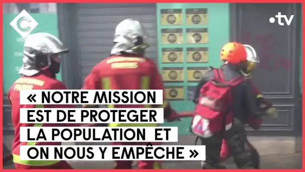 Un pompier attaqué par une manifestante : un geste incompréhensible - C à Vous - 02/05/2022