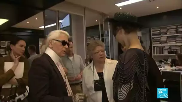 Décès de Karl Lagerfeld : clientes, étudiants et amateurs de mode lui rendent hommage à Paris