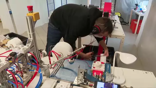 Des parapentistes reconvertis en fabricant de masques en tissu à Lumbin (Isère)