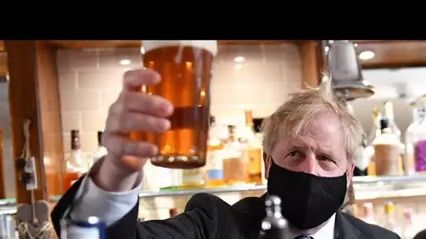 Boris Johnson savoure sa première bière en public depuis l'assouplissement des restrictions