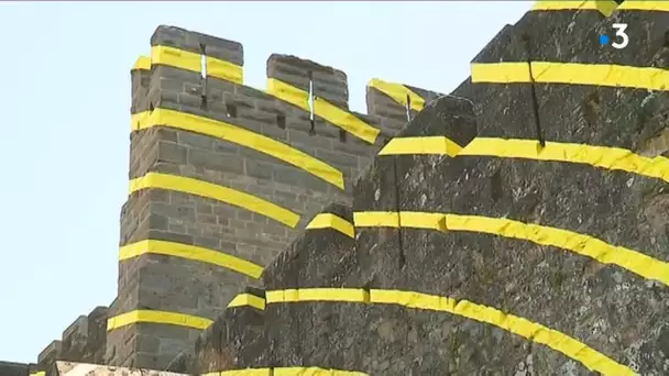 Carcassonne : les traces de l'oeuvre de Felice Varini encore visibles sur les remparts de la Cité