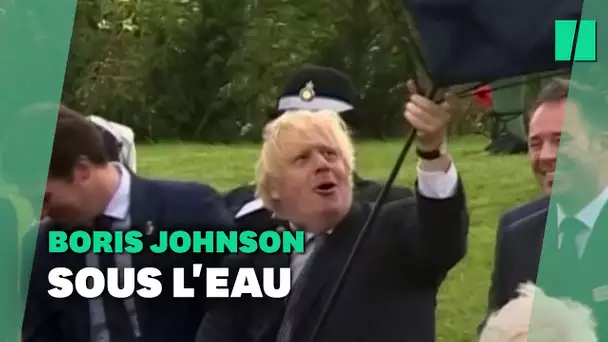 Boris Johnson ne sait toujours pas tenir un parapluie et ça fait rire les Anglais