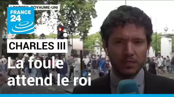 Devant le palais de Buckingham, la foule attend avec impatience l'arrivée du roi Charles III