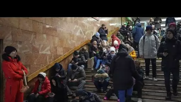 Ukraine : à Kiyv, le métro sert d'abris pour les civils contre les frappes russes