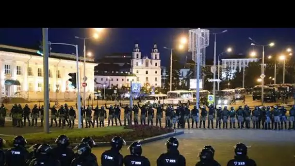 Bélarus : la police disperse de nouvelles manifestations, un mort