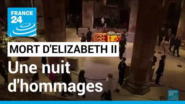 Toute la nuit, à Édimbourg, des Britanniques ont rendu hommage à la reine Elizabeth II