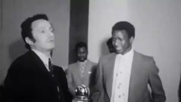 Football : la remise du ballon d'or a Salif Keita, footballeur de Saint Etienne - Archive vidéo INA