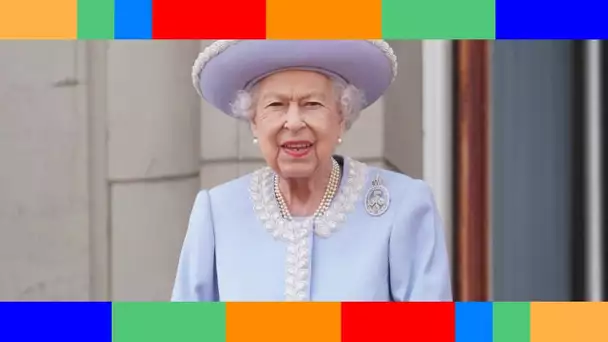 Elizabeth II au balcon de Buckingham  canne, sourire très timide… ce moment de flottement en plein