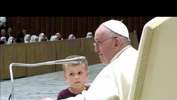 Au Vatican, un petit garçon s’invite à l’audience du Pape François