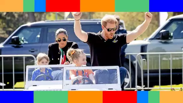 Meghan et Harry aux Pays Bas  ces photos WTF du couple auprès d'enfants dans des petites voitures