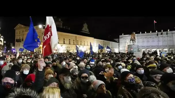 Liberté de la presse: des milliers de polonais manifestent contre une loi sur les médias