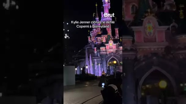 Kylie Jenner clôture le défilé Coperni à Disneyland