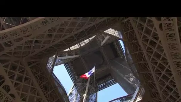 75 ans après, le drapeau français à la tour Eiffel