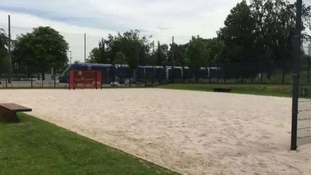 Vestiaires extérieurs, terrain de foot et ping-pong à la piscine de Hautepierre (Strasbourg)