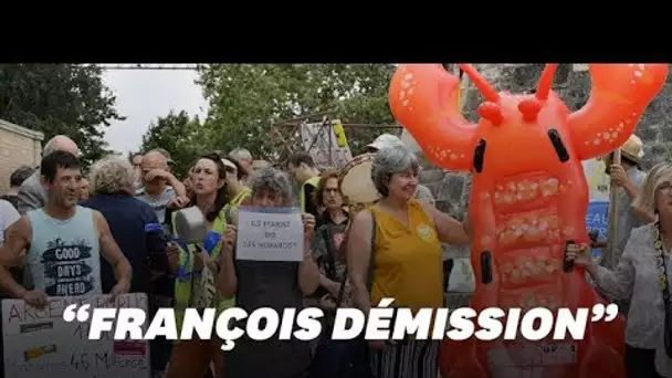 François de Rugy accueilli par un homard géant en plastique à Niort