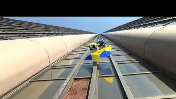 Deux grimpeurs français escaladent la tour Montparnasse sans sécurité en soutien aux Ukrainiens