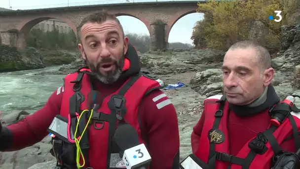 Comment les pompiers s’entraînent au sauvetage en eaux vives pour sauver des victimes d'inondations