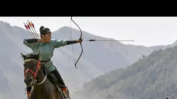 Manier l'arc et les flèches sur un cheval lancé au galop