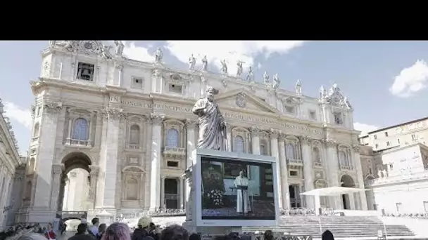 Le pape prononce la prière dominicale par écran interposé