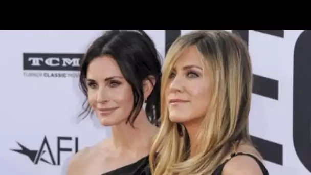 Jennifer Aniston devient la risée d’Instagram à cause de Courteney Cox