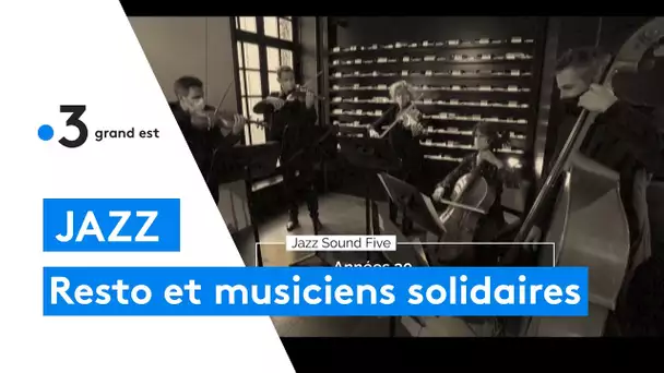 Les musiciens de Jazz Sound Five enregistrent dans un restaurant