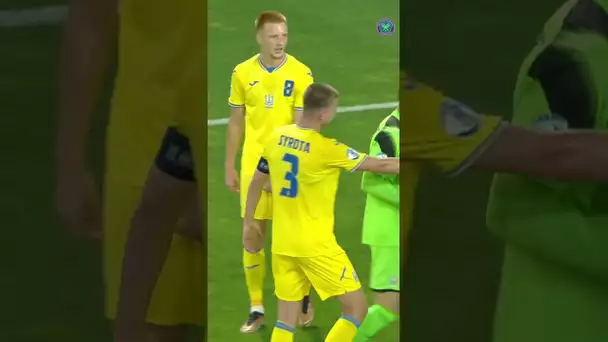 😲 La BOULETTE incroyable du gardien de l'Ukraine, sauvé par l'arbitre ! #shorts