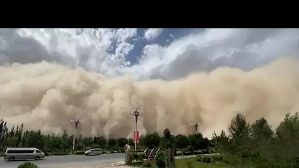 Chine : la ville de Dunhuang avalée par une impressionnante tempête de sable